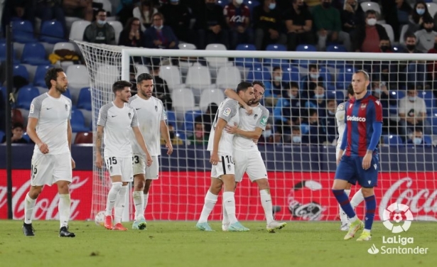 Los jugadores del Granada celebran uno de los goles anotados en el `Ciutat de València` la temporada pasada (LALIGA)