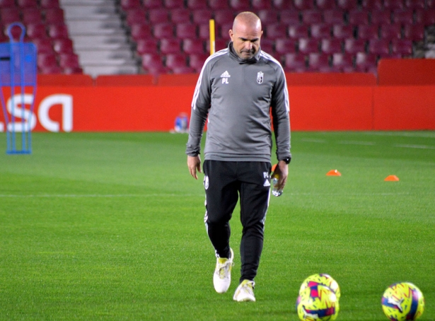 Paco López, en un entrenamiento anterior en `Los Cármenes` (JAVIER PALMA)