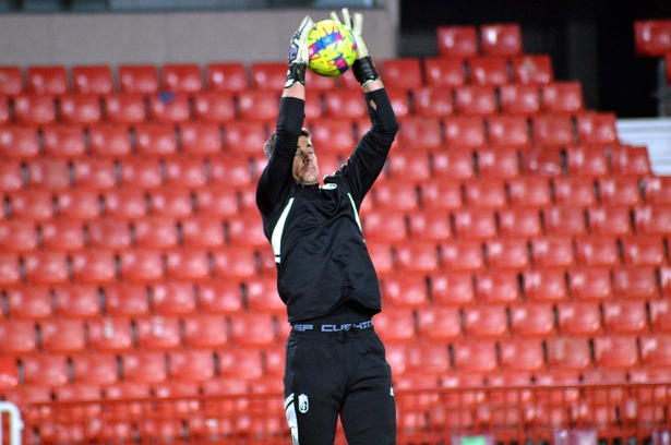 Raúl Fernández, uno de los que se enfrentará a su ex, salta a por un balón en un entrenamiento (JAVIER PALMA)