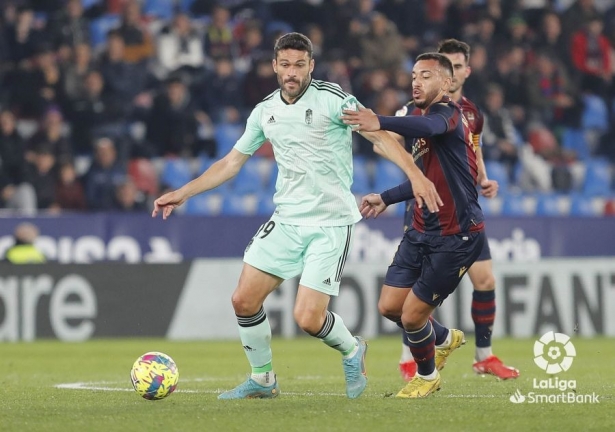 Jorge Molina pugna con Vezo un balón en el `Ciutat de València` (LALIGA)