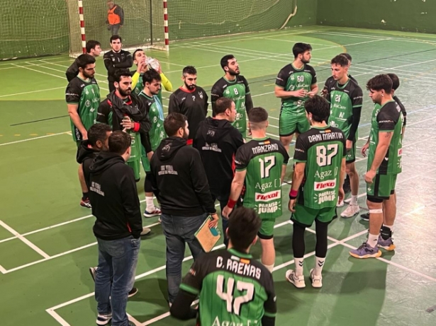 Javier Elvira da instrucciones durante un tiempo muerto (BM CIUDAD DE GRANADA) 