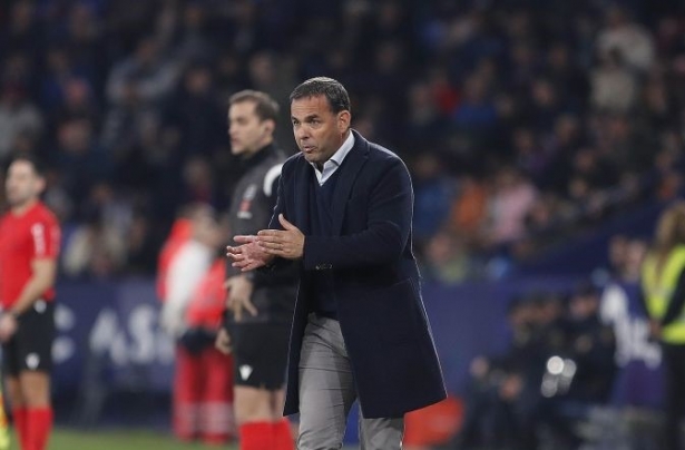 Javi Calleja, durante el Levante - Granada (LALIGA)