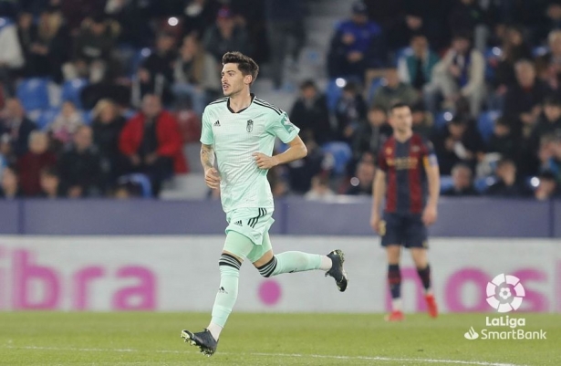 Carlos Neva marcó su primer gol oficial con el Granada (LALIGA)