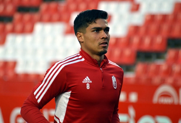 Arezo, en un entrenamiento con el Granada (JAVIER PALMA)