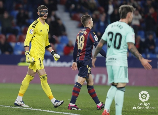 Raúl Fernández, De Frutos y Ricard Sánchez, en un lance del partido (LALIGA)