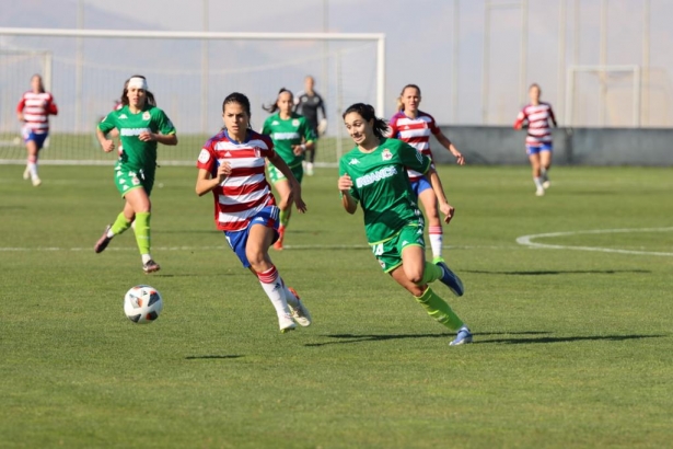 Laura Pérez, la mejor del Granada ante el Dépor, pugna por un balón con una rival (JOSÉ ANDRÉS FERNÁNDEZ)