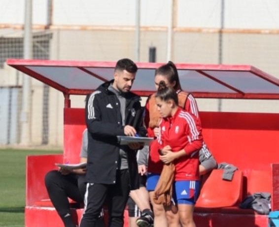 Roger Lamesa da indicaciones a sus jugadores en el banquillo (JOSÉ ANDRÉS FERNÁNDEZ)