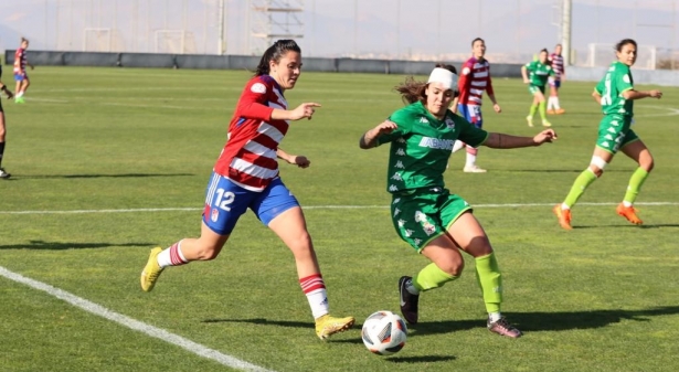 Alba Pérez, en un lance del duelo frente al Deportivo (JOSÉ ANDRÉS FERNÁNDEZ)