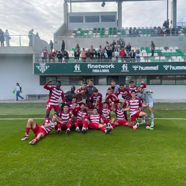 El filial celebra la victoria (GRANADA CF)