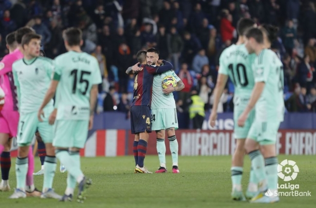 Cabaco, en el centro de la imagen, se saluda con un jugador del Levante al término del duelo en el `Ciutat de València` (LALIGA)