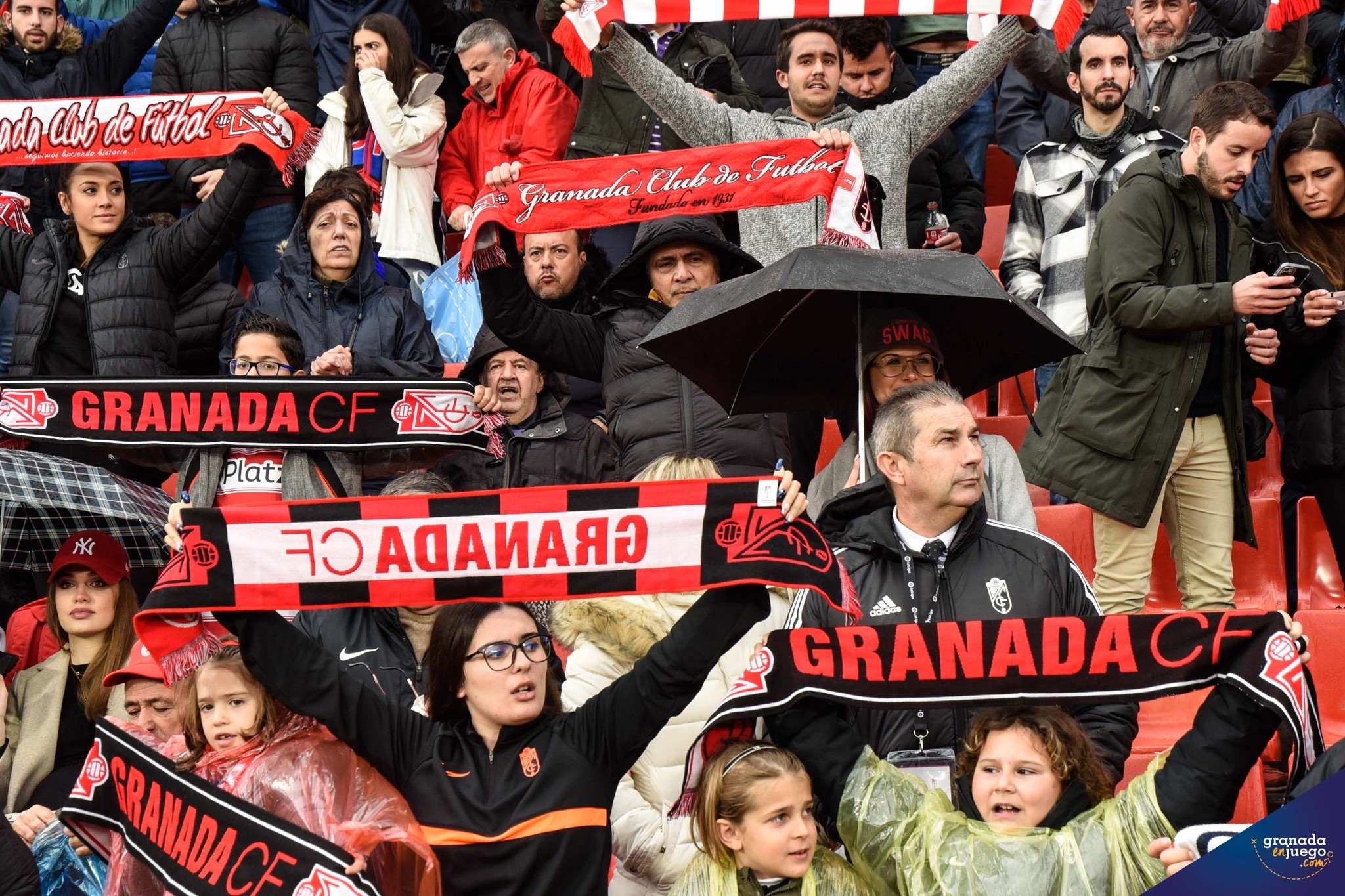 Aficionados del Granada en las gradas del `Nuevo Los Cármenes` durante un anterior partido (JOSÉ M. BALDOMERO) Aficionados del Granada en las gradas del `Nuevo Los Cármenes` durante un anterior partido (JOSÉ M. BALDOMERO)