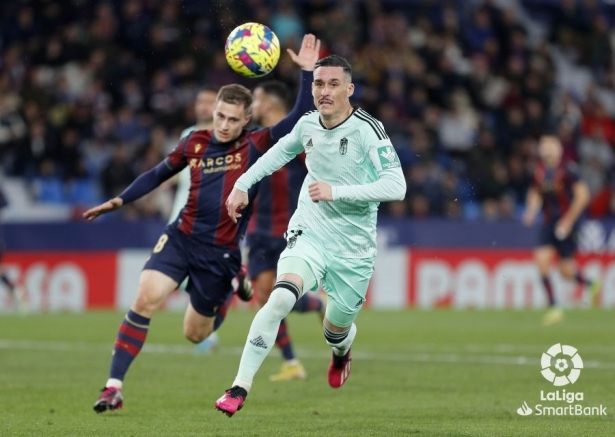 Con la derrota en Valencia y la victoria del Albacete, el Granada sale de los puestos de Play Off (LALIGA)