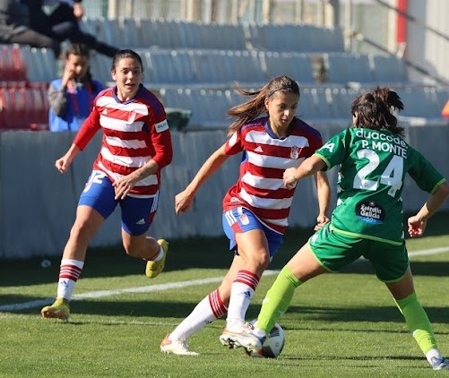 Laura Pérez y Alba Pérez, en un lance contra el Deportivo (JOSÉ ANDRÉS FERNÁNDEZ)