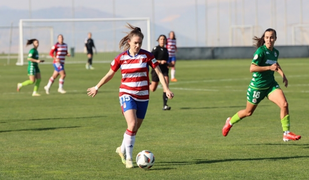 María Macías, único refuerzo invernal del Granada hasta ahora, en una acción del partido ante el Deportivo (JOSÉ ANDRÉS FERNÁNDEZ)