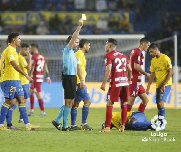 González Esteban muestra una amarilla a Rochina en el partido de la primera vuelta contra Las Palmas (LALIGA)