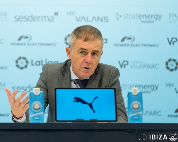 Lucas Alcaraz, en una rueda de prensa con el Ibiza (UD IBIZA)