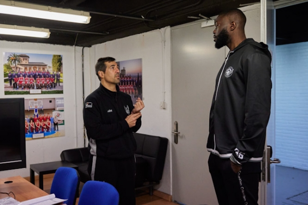 Youssou Ndoye junto a Pablo Pin (FERMÍN RODRÍGUEZ/ FUNDACIÓN CB GRANADA)