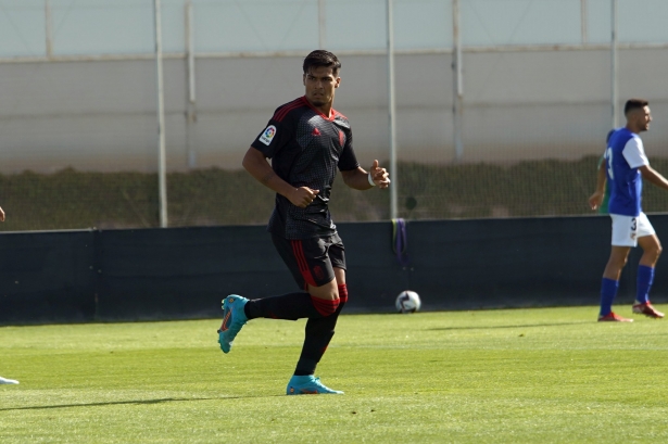 Matías Arezo, en un partido esta pretemporada con el Granada en la Ciudad Deportiva (JOSÉ VELASCO)