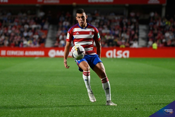 Uzuni, en un partido con el Granada esta temporada (JOSÉ M. BALDOMERO)