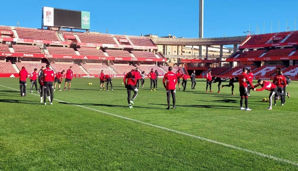 Los jugadores del Granada, en la sesión del jueves en el `Nuevo Los Cármenes` (FRAN CALVO)