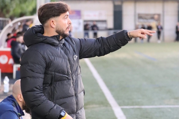 Julio Catalá da indicaciones a sus jugadores durante un anterior partido en el Municipal de Armilla (JOSÉ ANDRÉS FERNÁNDEZ / ARENAS DE ARMILLA)