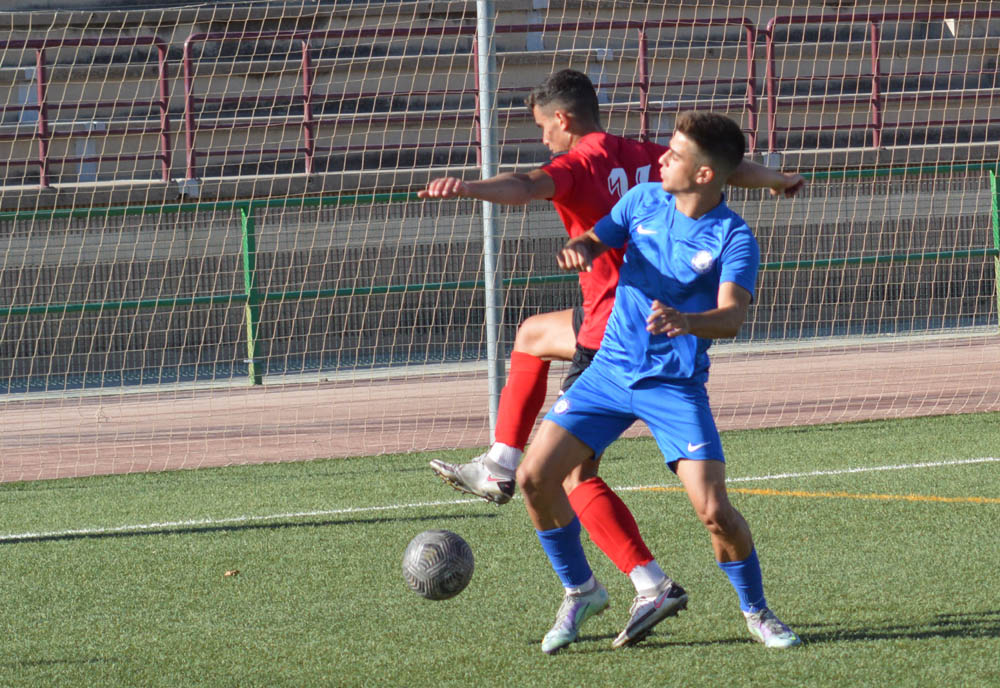 Una jugada del partido de ida entre Almuñecar y Cubillas jugado en Albolote (J. PALMA)