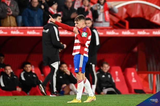 Bryan Zaragoza besa el escudo del Granada en la celebración de su gol (JOSÉ M. BALDOMERO)