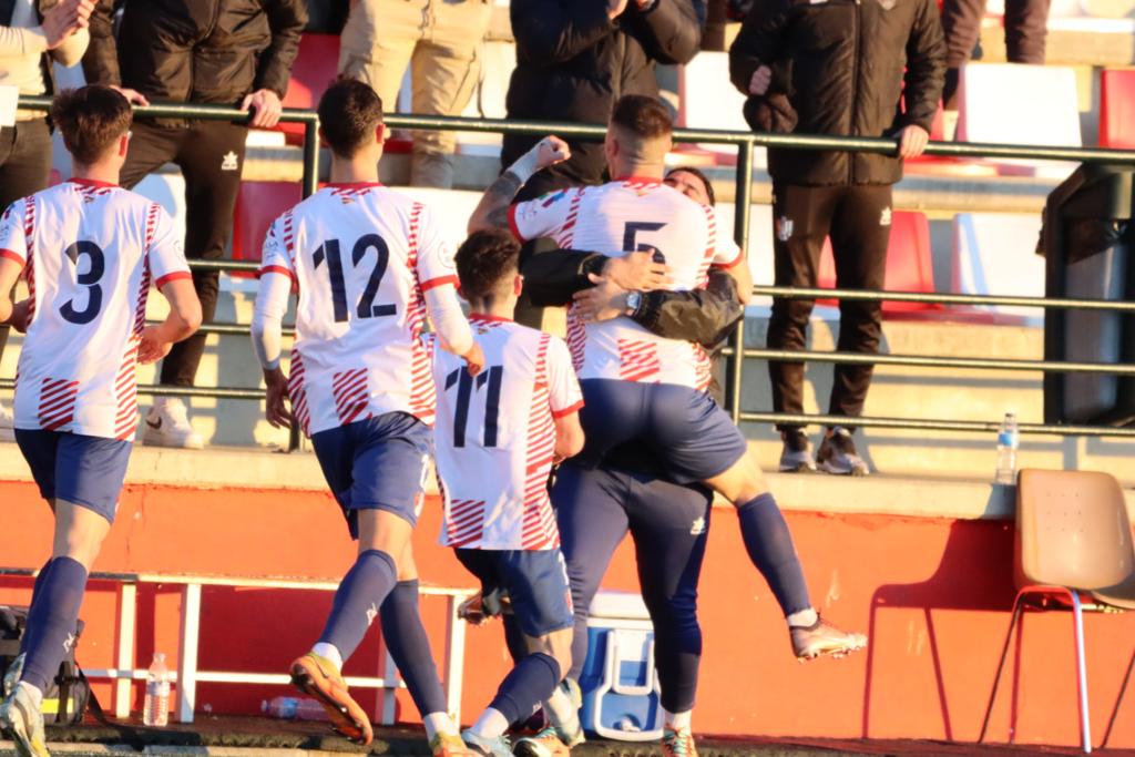 Velázquez y los jugador del Arenas celebran con el banquillo el gol ante el Torreperogil (JOSÉ ANDRÉS FERNÁNDEZ / ARENAS DE ARMILLA)