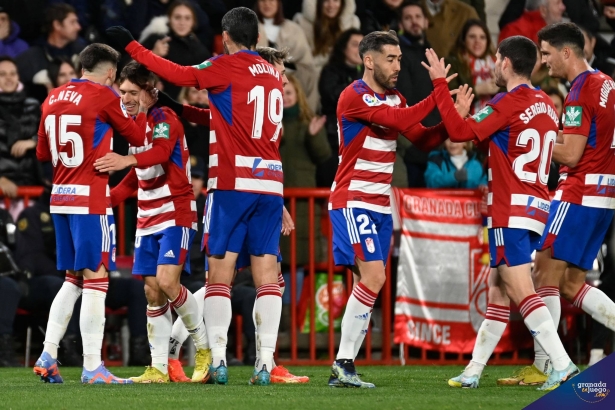 Los jugadores del Granada celebran el segundo gol contra el Ibiza (JOSÉ M. BALDOMERO)