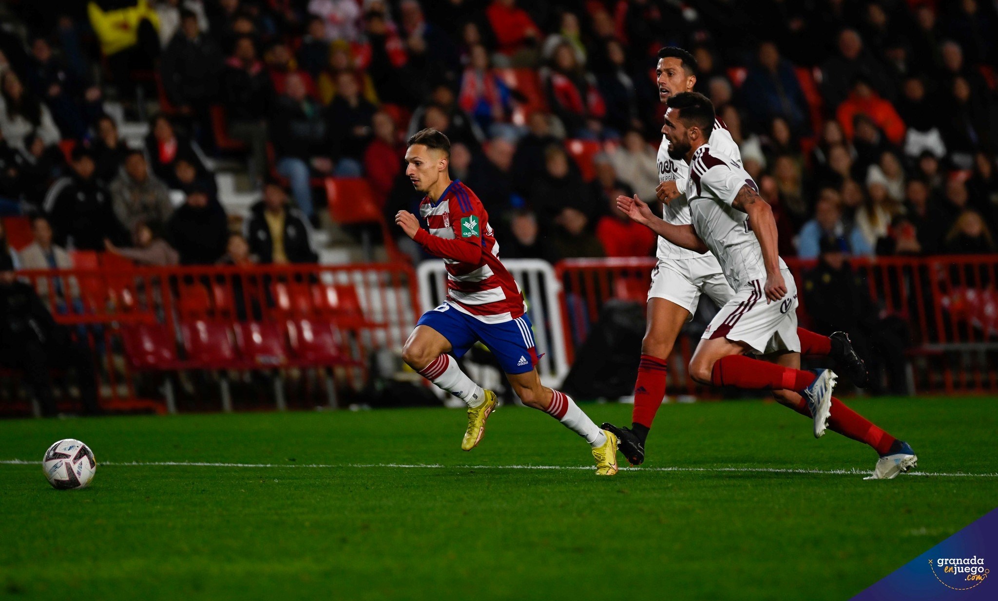 Bryan Zaragoza, en el partido contra el Albacete justo antes de marcar su primer gol con el Granada (JOSÉ M. BALDOMERO) Bryan Zaragoza, en el partido contra el Albacete justo antes de marcar su primer gol con el Granada (JOSÉ M. BALDOMERO)