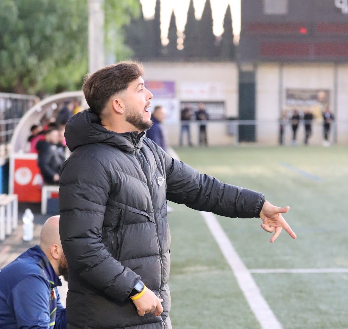 Julio Catalá da indicaciones a sus jugadores durante un anterior partido en el Municipal de Armilla (JOSÉ ANDRÉS FERNÁNDEZ / ARENAS DE ARMILLA) Julio Catalá da indicaciones a sus jugadores durante un anterior partido en el Municipal de Armilla (JOSÉ ANDRÉS FERNÁNDEZ / ARENAS DE ARMILLA)