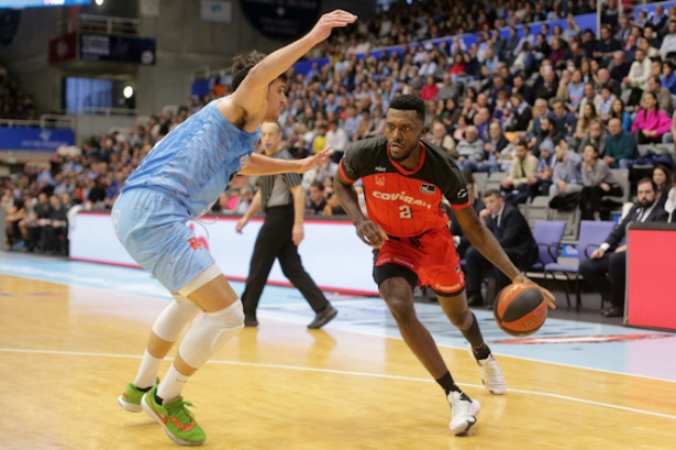 Mike Moore juega en ataque (ACB PHOTOS/ C. CASTRO)) 