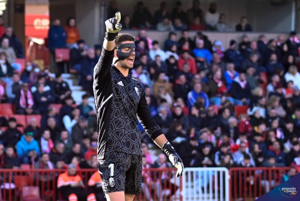 Raúl Fernández da indicaciones a sus compañeros en el partido contra el Andorra (JOSÉ M. BALDOMERO)