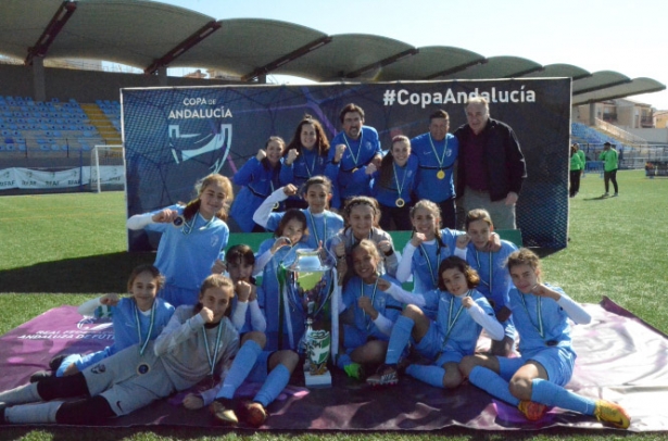 La selección sevillana con el trofeo (RFAF) 