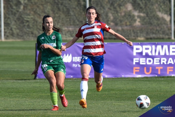 Ángeles del Álamo pugna con Raquel García en una acción durante el partido ante el Deportivo (JOSÉ M. BALDOMERO)