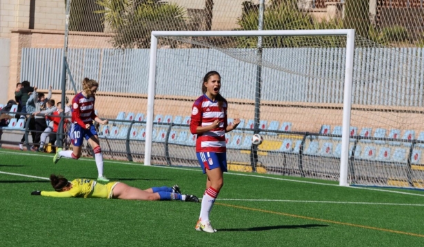 Laura Pérez celebra su gol ante el Juan Grande (JOSÉ ANDRÉS FERNÁNDEZ)