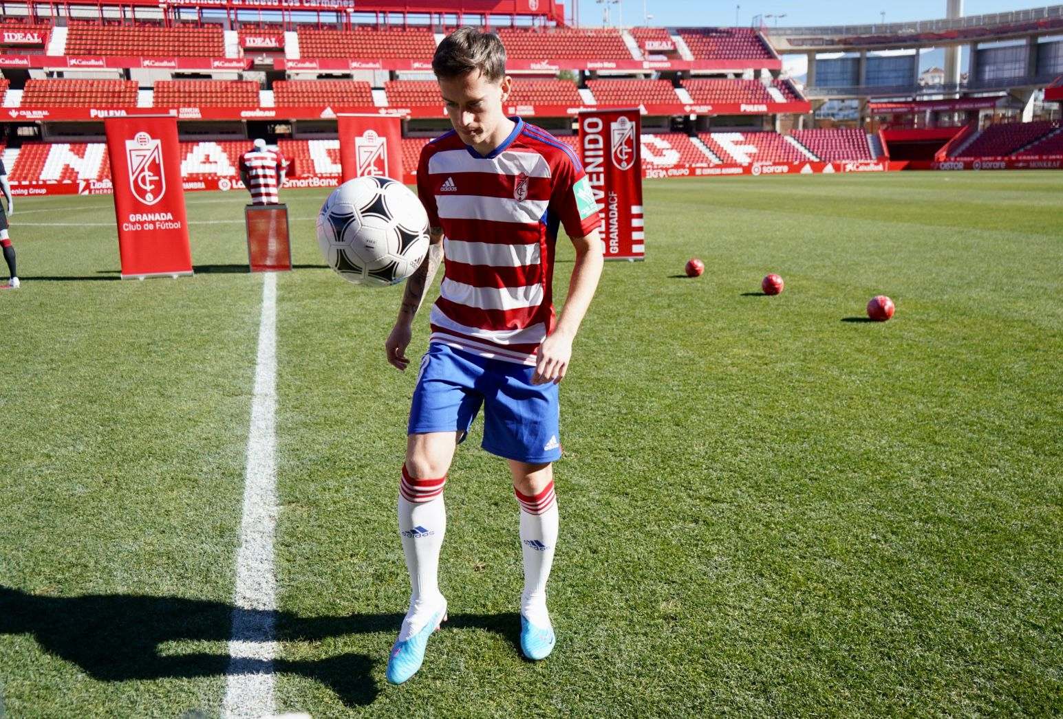 Pol Lozano da toques a la pelota vestido con la equipación del Granada en `Los Cármenes` (JOSÉ VELASCO) Pol Lozano da toques a la pelota vestido con la equipación del Granada en `Los Cármenes` (JOSÉ VELASCO)