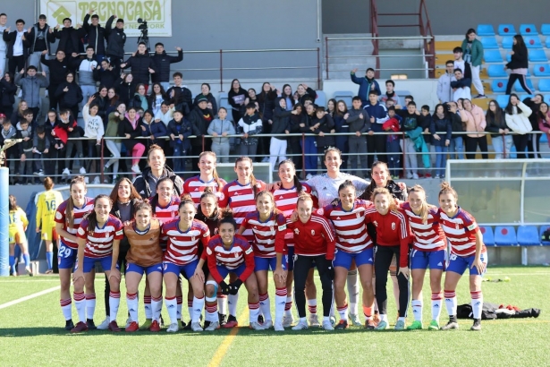 El Granada Femenino posa en el `Antonio Bailón`, poblado de jóvenes aficionados en su grada principal (JOSÉ ANDRÉS FERNÁNDEZ)