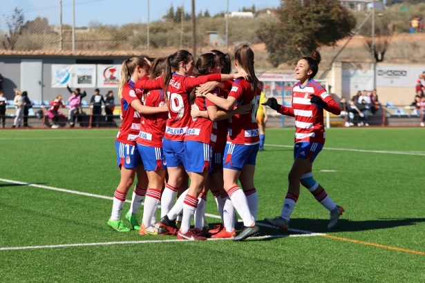Las jugadoras del Granada celebran el segundo gol ante el Juan Grande (JOSÉ ANDRÉS FERNÁNDEZ)