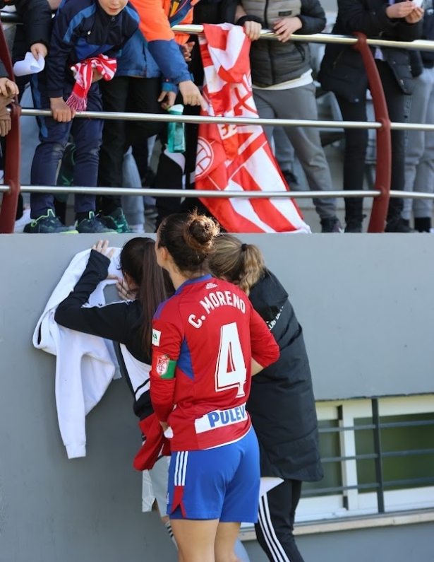 Cristina Moreno firma autógrafos a jóvenes aficionados al término del partido en Peligros (JOSÉ ANDRÉS FERNÁNDEZ)
