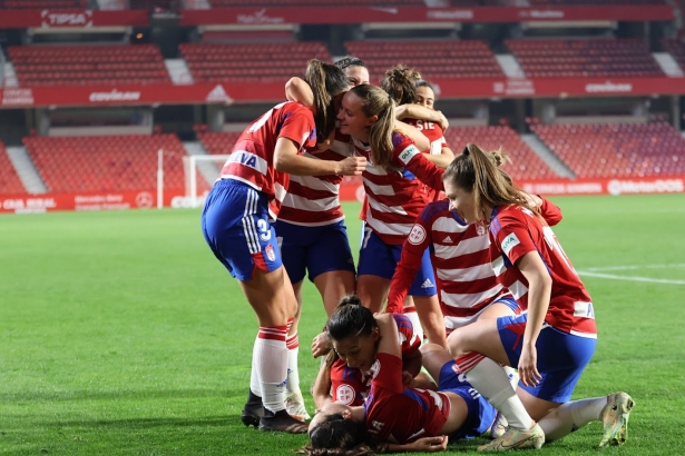 Las futbolistas del Granada celebran el gol anotado al Alavés en la ronda anterior de Copa (JOSÉ ANDRÉS FERNÁNDEZ)