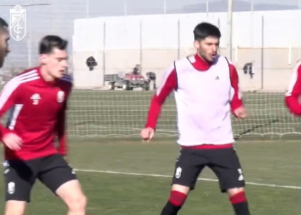 Carlos Neva (der.), junto a Pol Lozano (izq.) en una acción del entrenamiento del miércoles en la Ciudad Deportiva (GCF)