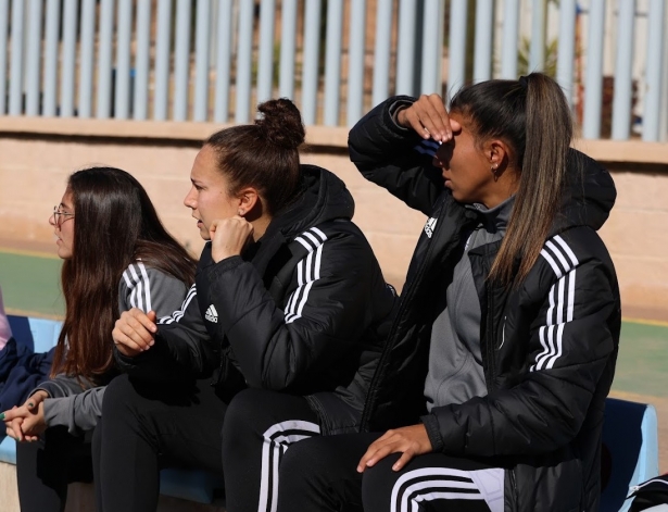 Paula Andújar, en el centro, presencia el partido del Granada ante el Juan Grande en Peligros (JOSÉ ANDRÉS FERNÁNDEZ)