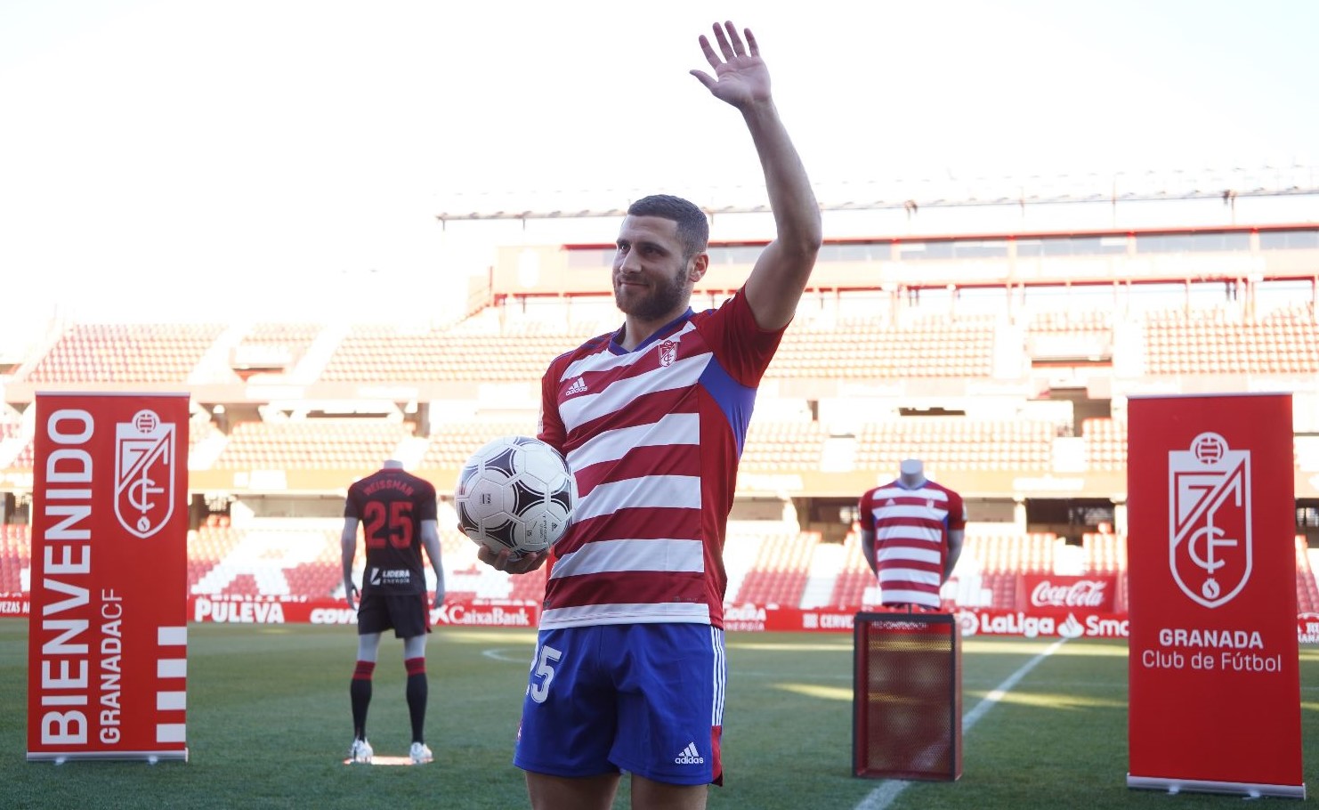 Weissman saluda a los aficionados del Granada a su salida al césped del `Nuevo Los Cármenes` (JOSÉ VELASCO) Weissman saluda a los aficionados del Granada a su salida al césped del `Nuevo Los Cármenes` (JOSÉ VELASCO)