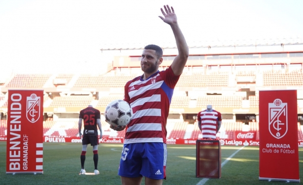 Weissman saluda a los aficionados del Granada a su salida al césped del `Nuevo Los Cármenes` (JOSÉ VELASCO)