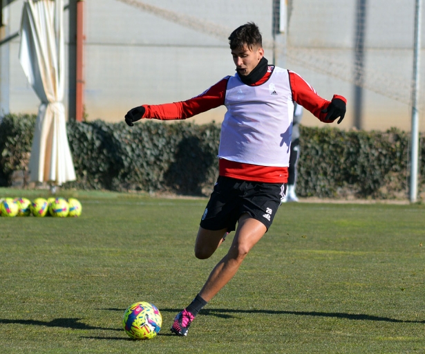Raúl Torrente, en un entrenamiento reciente con el Granada (JAVIER PALMA)