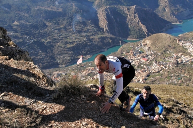 Corredores subiendo la Cruz del Calar (JOSÉ PEINADO) 