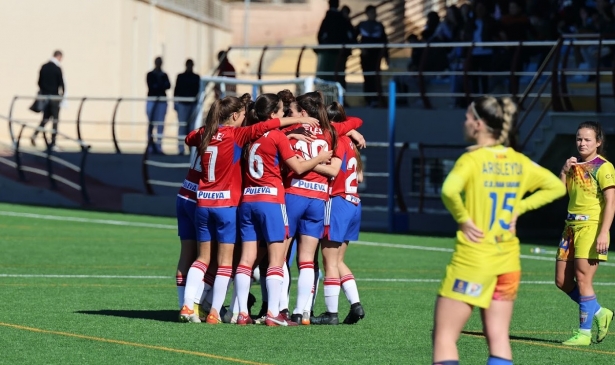 Las jugadoras del Granada celebran uno de los goles ante el Juan Grande (JOSÉ ANDRÉS FERNÁNDEZ)