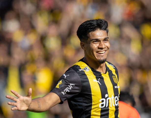 Arezo celebra su primer gol con Peñarol (CA PEÑAROL)