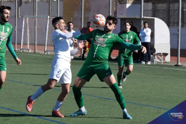 Dani Torres intenta bajar el balón (JOSÉ M. BALDOMERO) 